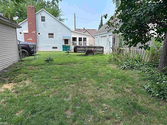 4th image of 2417 Division St