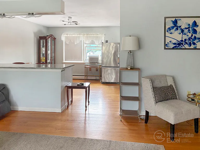 928 Grampian Blvd — Photo 4