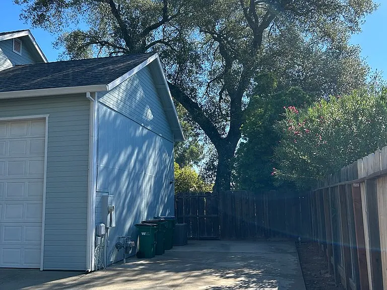 1661 Manzanita Ave — Photo 38