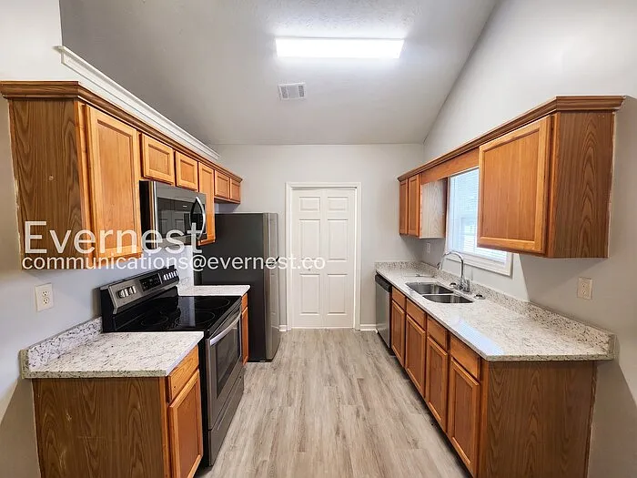 319 Bridgeport Ln — Photo 5
