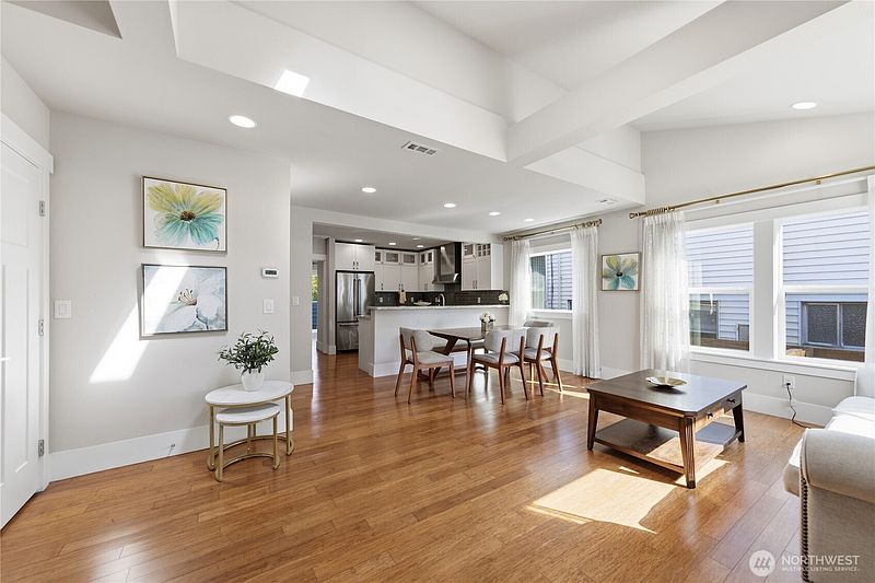 5th image of 7526 Roosevelt Way NE