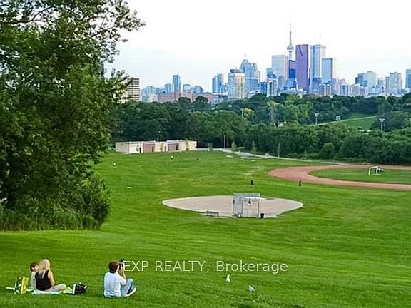 4th image of 575 Pape Ave #1C
