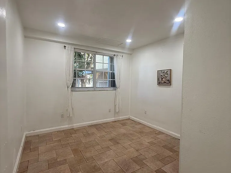 242 SW 15th Ave #A — Photo 18