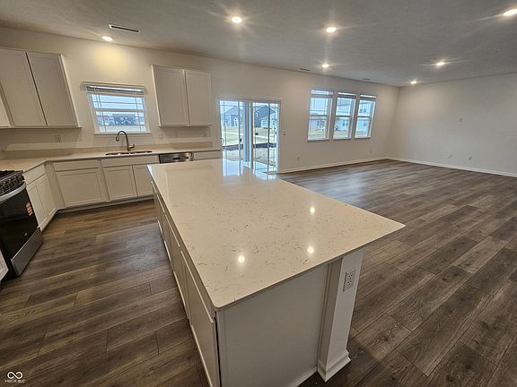 3rd image of 2562 Maricopa Blvd