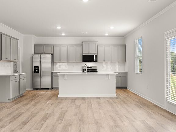 5th image of 327 Grandview Dr
