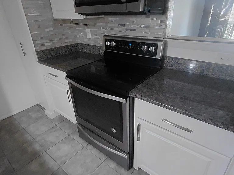 14433 Jewell Ave — Photo 17
