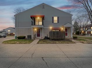 24704 Meadow Ln, Harrison Township, MI