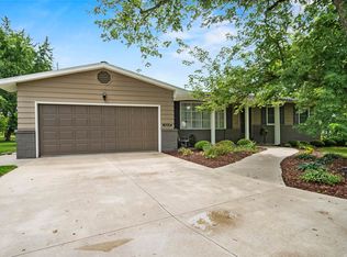 10930 E Rosewood Cir, Fort Wayne, IN 46845