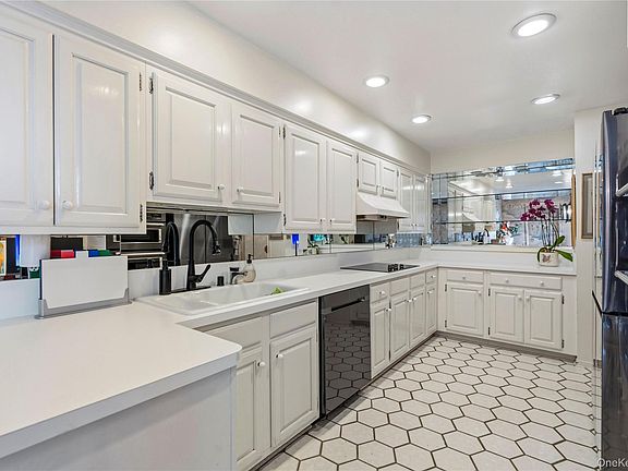 5th image of 244 Estates Terrace S
