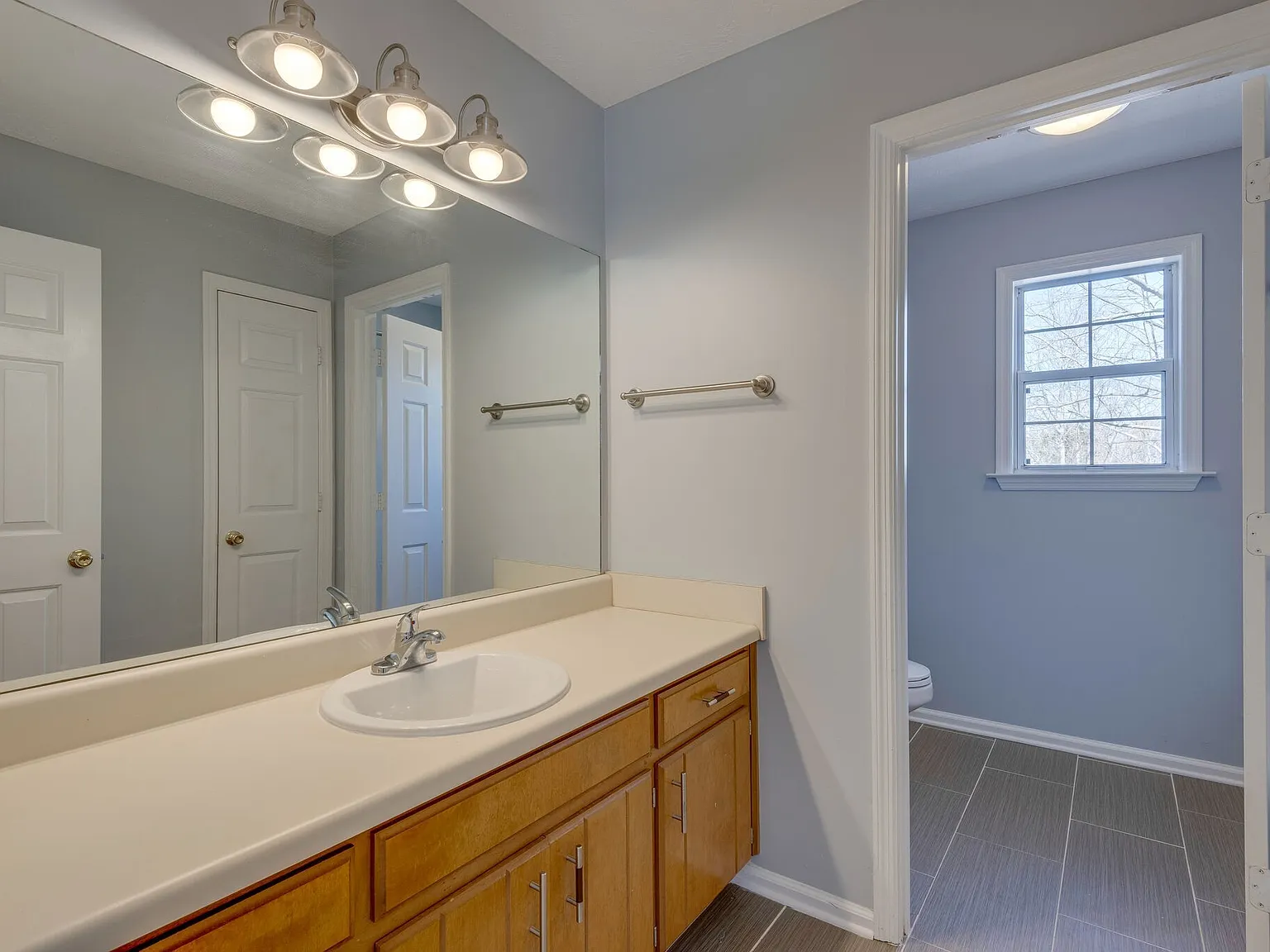 4 bed, 2.5 bath, 2135 sqft, $2,500 — Photo 2