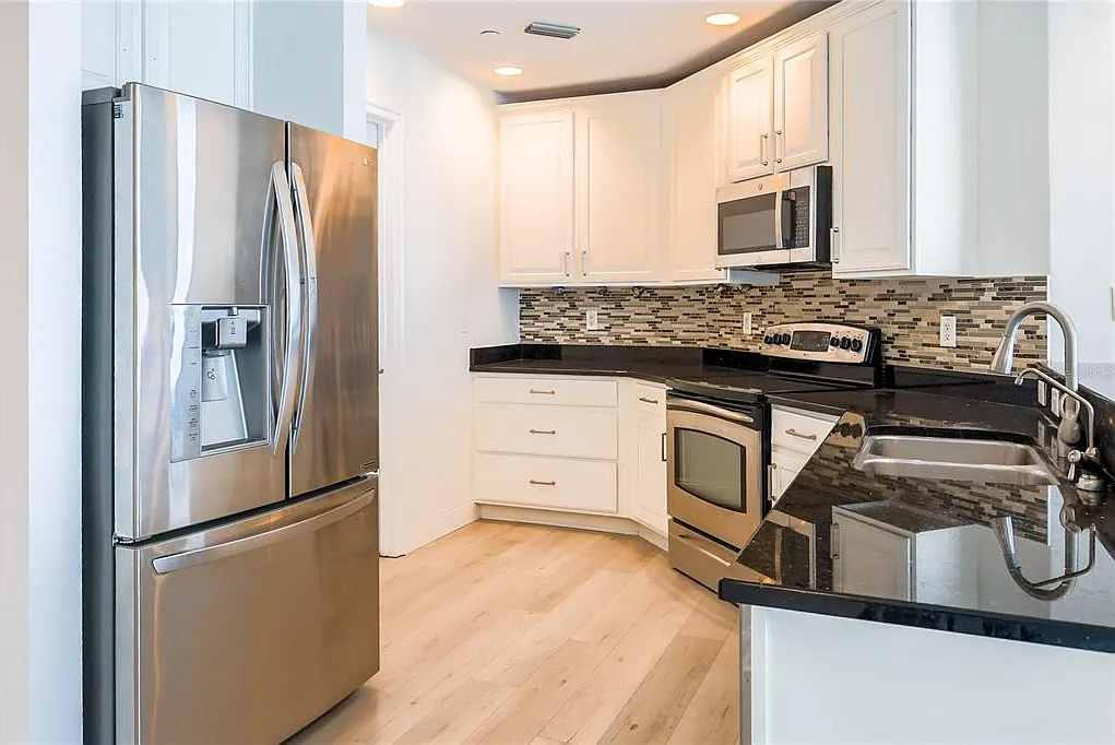 3 bed, 3.0 bath, 1733 sqft, $5,200 — Photo 3
