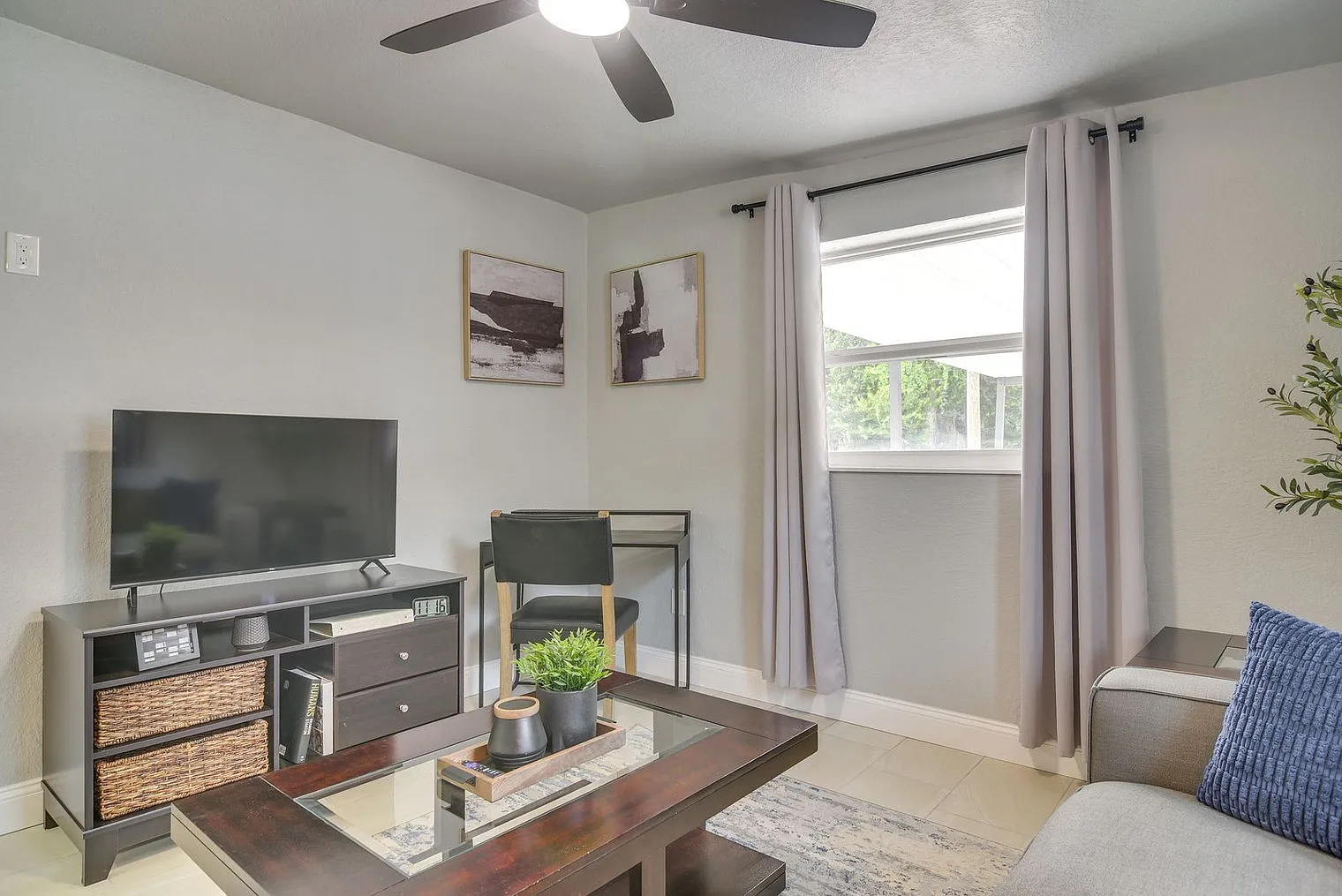 1 bed, 1.0 bath, 990 sqft, $2,014 — Photo 2