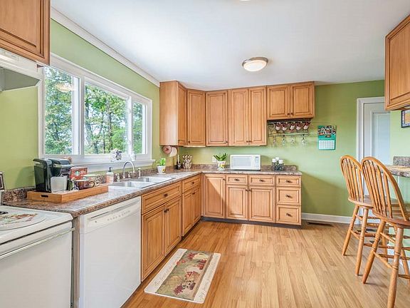 2nd image of 1135 Tamarack Trl