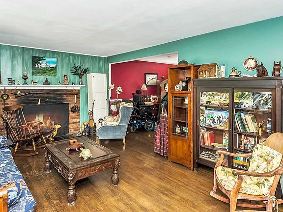 4th image of 100 Plymouth Dr N