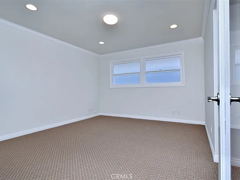 15344 Greenleaf St — Photo 23