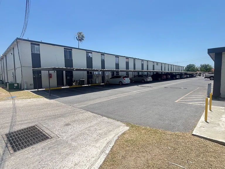 Retama Apartments — Photo 6