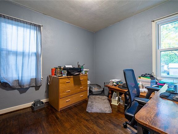 2nd image of 1913 27th St