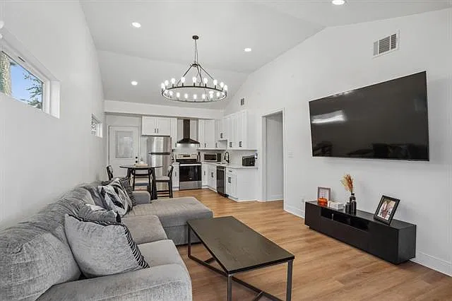 2 bed, 2.0 bath, 809 sqft, $2,000 — Photo 3
