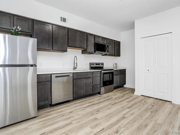 799 E Grand Blvd #4 — Photo 3