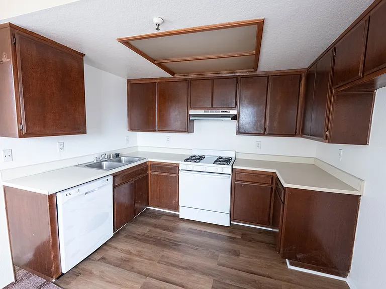 14110 Kornblum Ave #9 — Photo 7