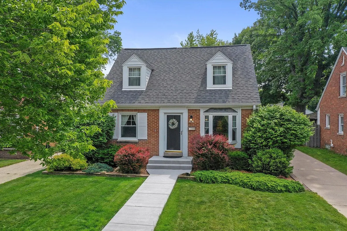 Home Sweet Home - 4942 N Berkeley Blvd