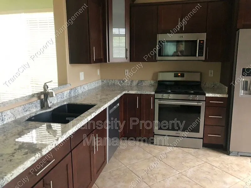 3 bed, 2.0 bath, 1372 sqft, $2,195 — Photo 4