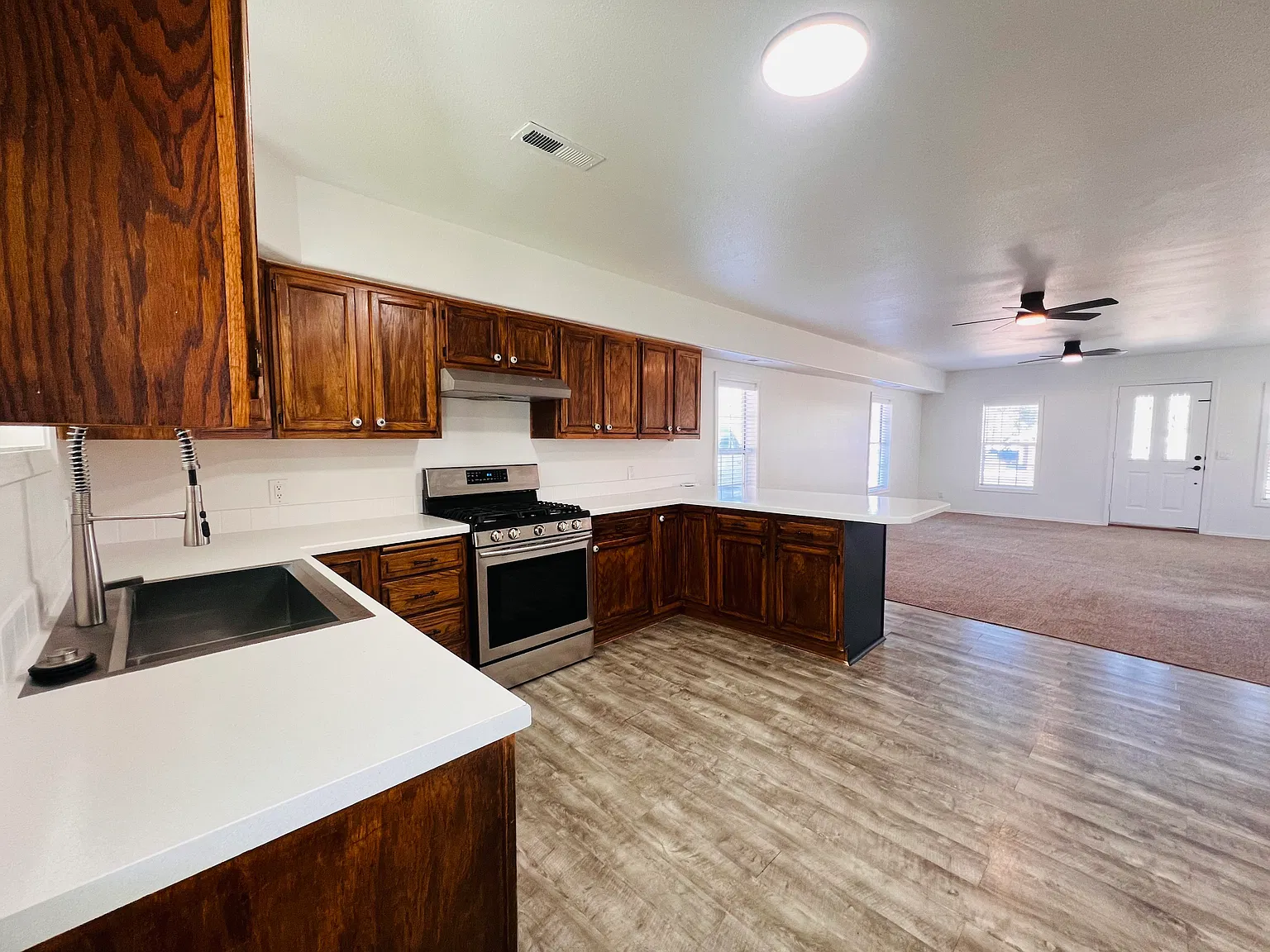 3 bed, 1584 sqft, $2,300 — Photo 4