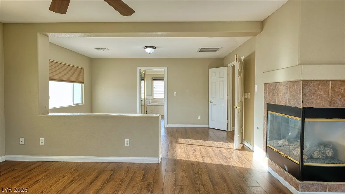 5 bed, 5.0 bath, 3716 sqft, $5,200 — Photo 4