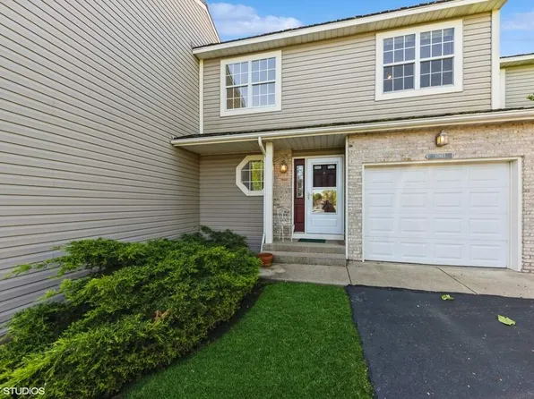 17613 W Horseshoe Ln, Gurnee, IL 60031