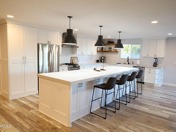 3rd image of 3410 E PARADISE Drive