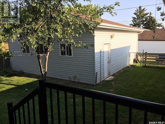 3rd image of 402 4th Ave W