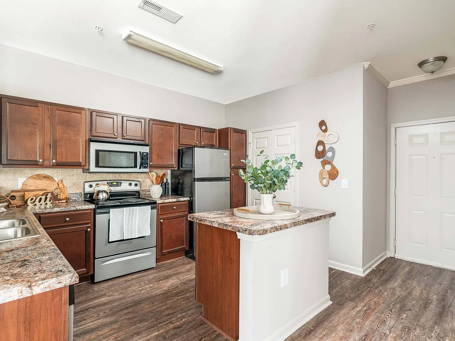 Vintage Creekwood Park Apartments — Photo 3