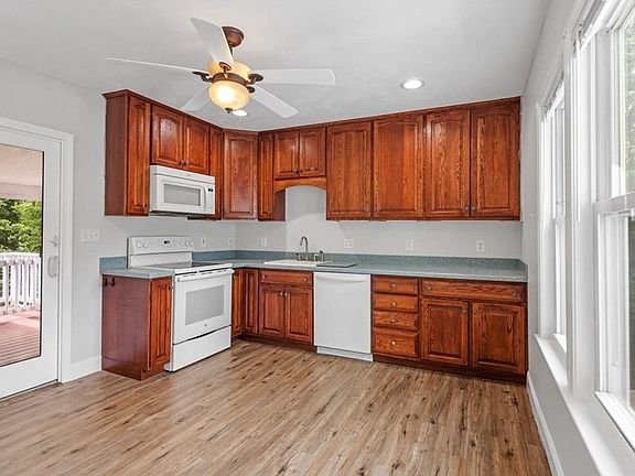 2nd image of 146 Pond St #146