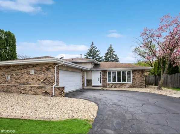 10334 S Aspen Dr, Palos Hills, IL 60465