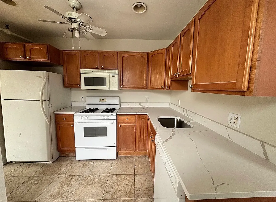 2 bed, 1000 sqft, $2,595 — Photo 3