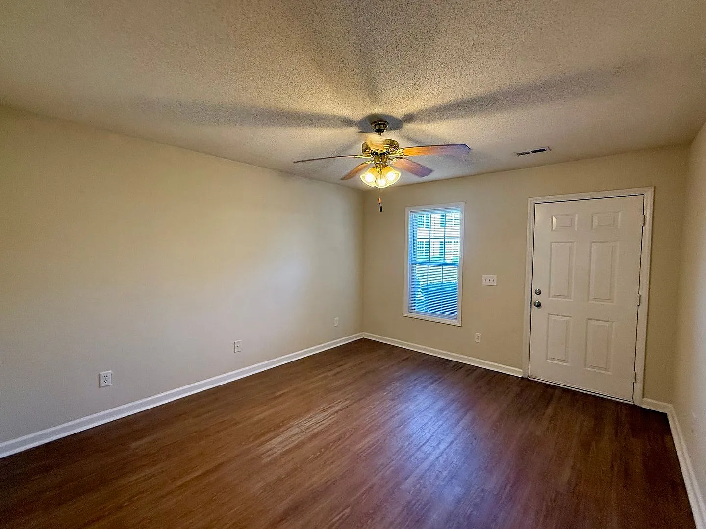Two bedroom, 1 bath apartment in Graham (Park Place Apts) — Photo 3