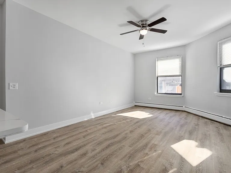 1625 W Howard St — Photo 32