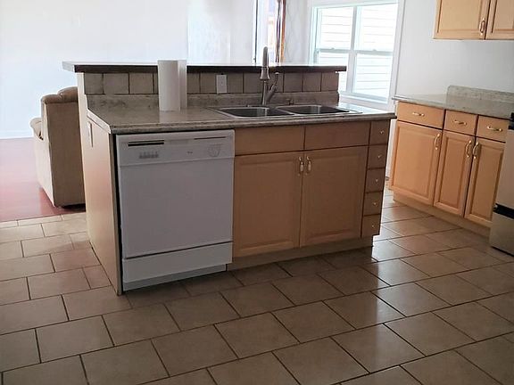 4th image of 810 N 8th St Trailer 37