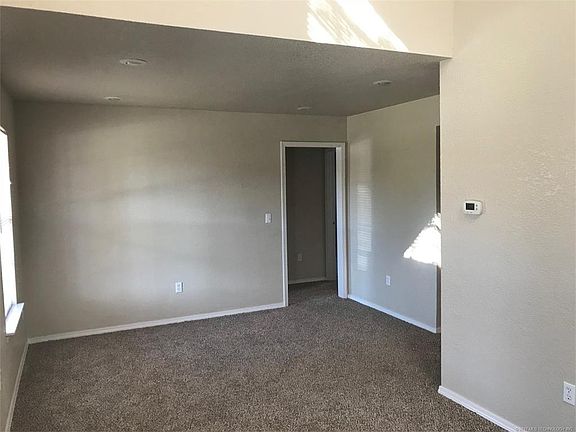 3rd image of 703 N 12th Ave