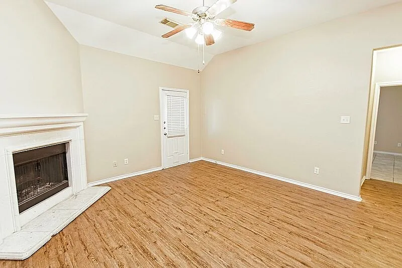 4 bed, 2.0 bath, 2247 sqft, $2,345 — Photo 4