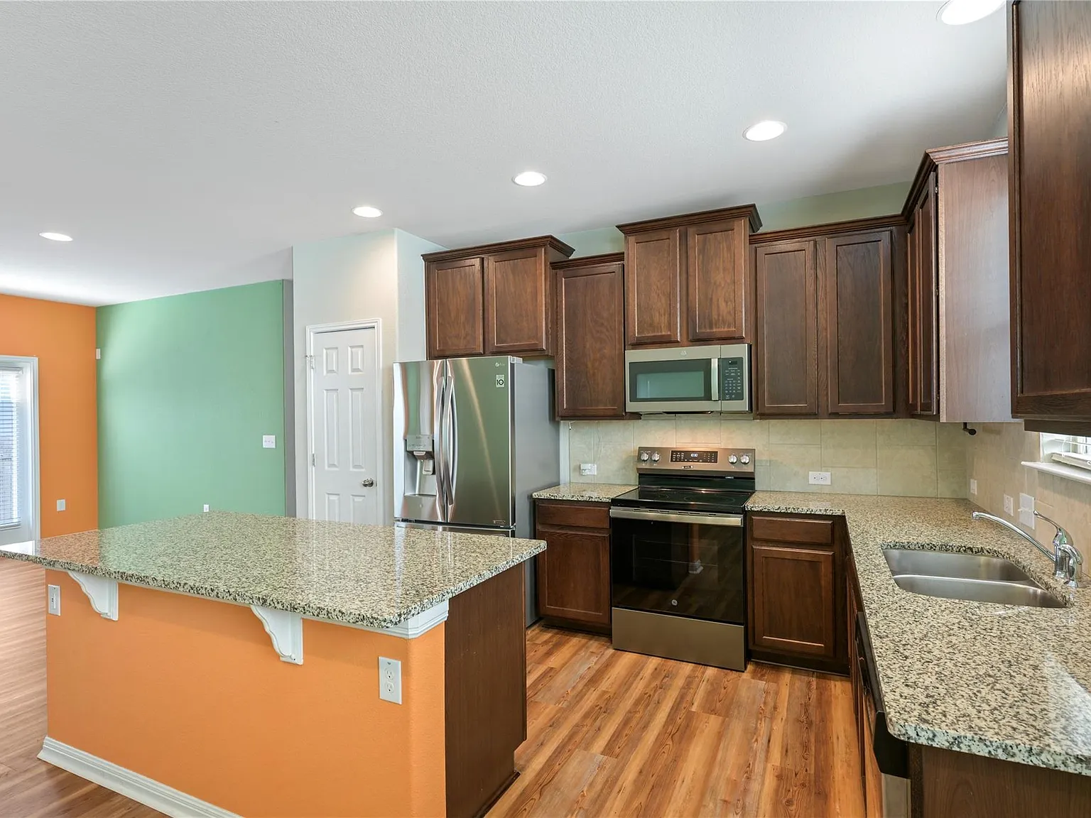 3 bed, 2.0 bath, 1312 sqft, $1,999 — Photo 3