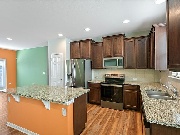 3rd image of 448 Triumph Rd