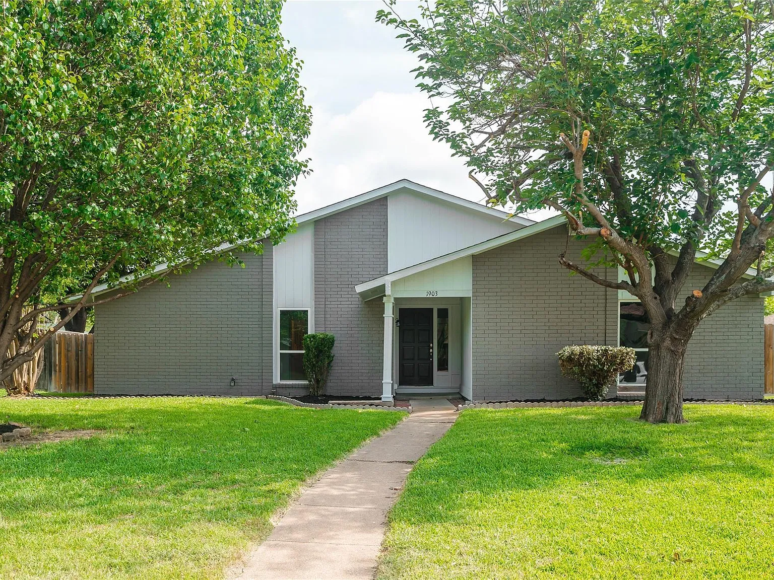 4 bed, 1929 sqft, $2,500 — Photo 2