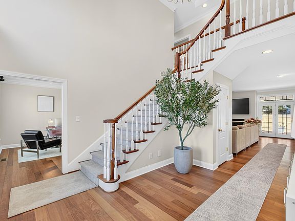 5th image of 108 Stratford Dr