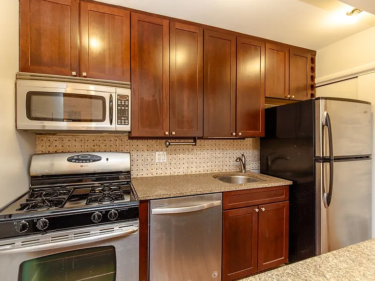 663 W Melrose Street — Photo 2