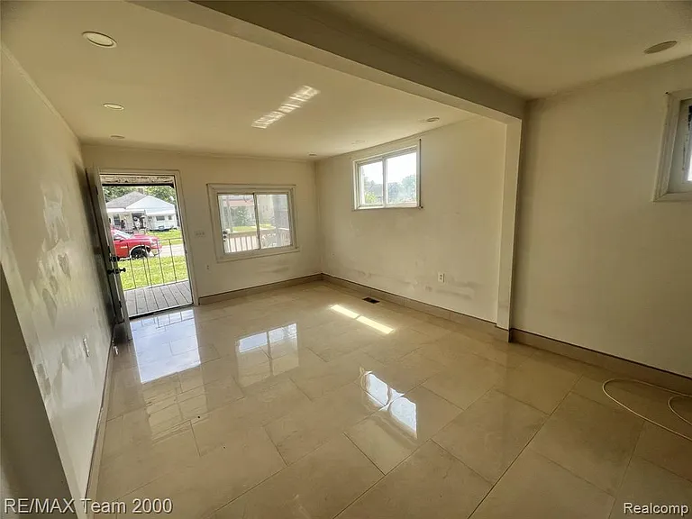 6895 Grandville Ave — Photo 9