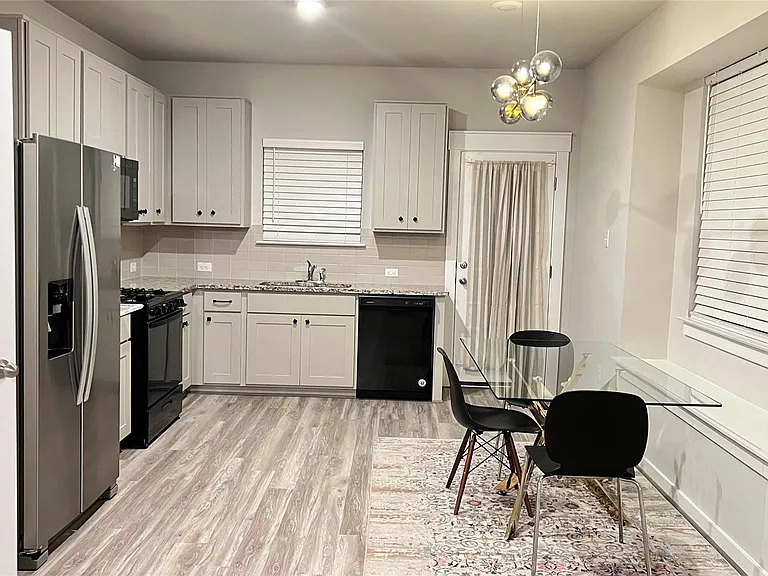 600D Knopper St — Photo 3