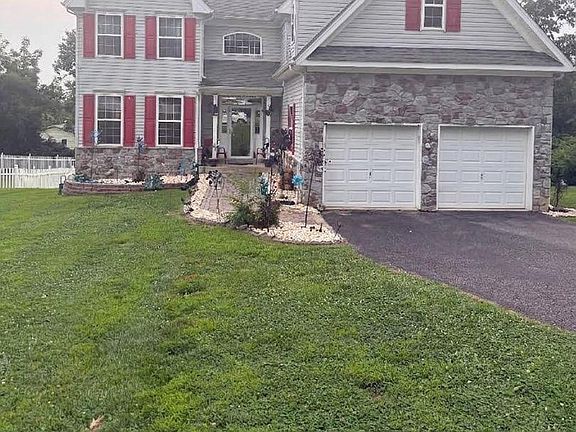 2nd image of 702 Carriage Cir