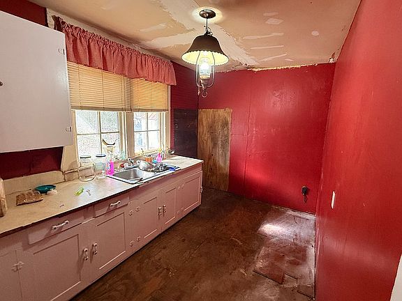 4th image of 311 Gaston St