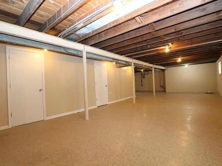 8553 S Oglesby Ave — Photo 20